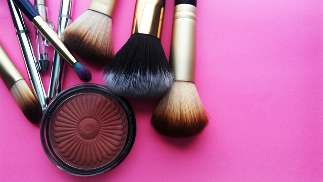 makeup-3907712_640